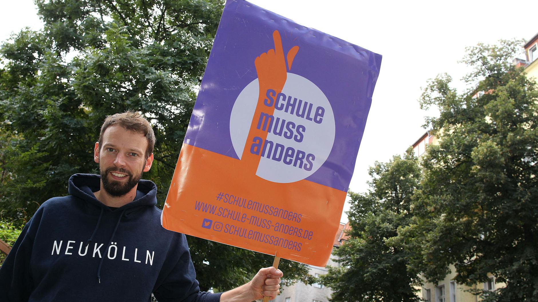 Philipp Dehne ist ehemaliger Lehrer und arbeitet an der Kampagne „Schule muss anders“. Für den 28. August ist eine große Demonstration geplant.