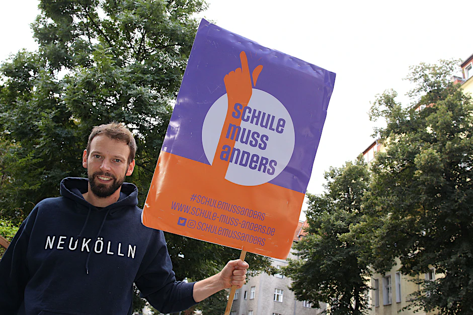 Philipp Dehne ist ehemaliger Lehrer und arbeitet an der Kampagne „Schule muss anders“. Für den 28. August ist eine große Demonstration geplant.