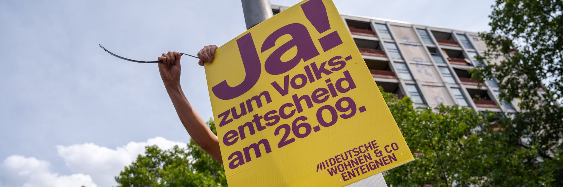Bei der Wahl im September können Berliner nun auch darüber abstimmen, ob große Immobilienkonzerne enteignet werden sollen.