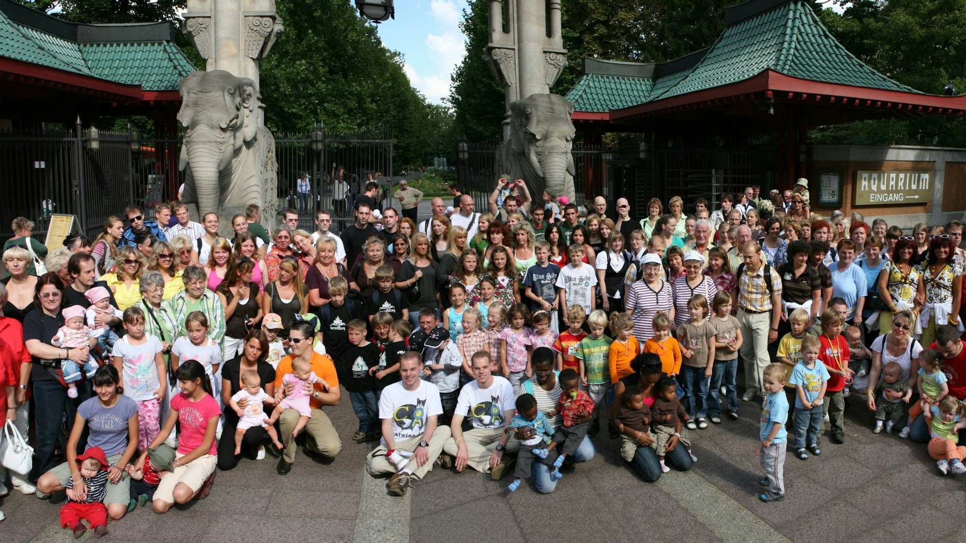 Das große Zwillingstreffen, das die Bergel-Brüder (erste Reihe, Mitte) 2008 im Zoo veranstalteten.