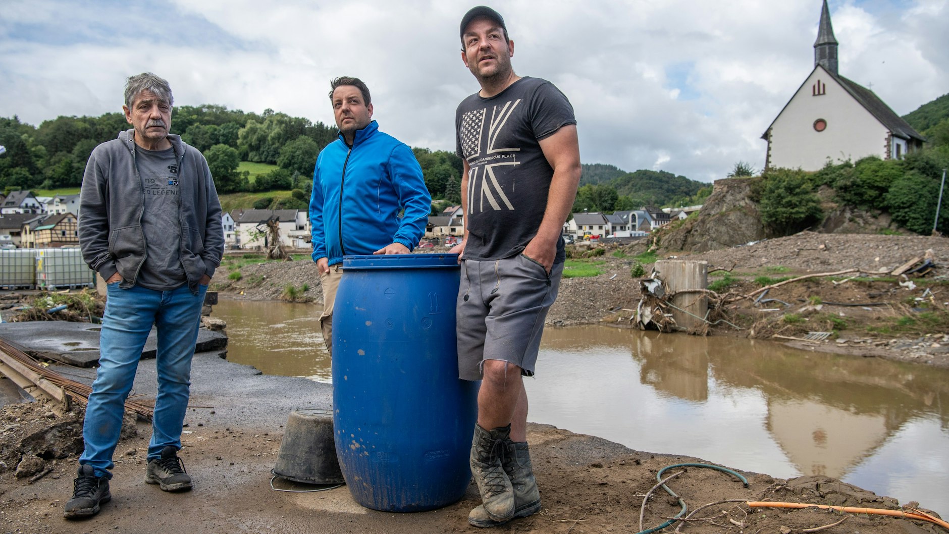 Bernd Gasper und seine Söhne am Ufer der Ahr: Die Familie hat bei der Flut ihr Elternhaus verloren.