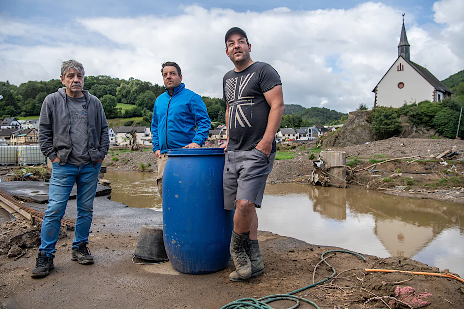 Bernd Gasper und seine Söhne am Ufer der Ahr: Die Familie hat bei der Flut ihr Elternhaus verloren.
