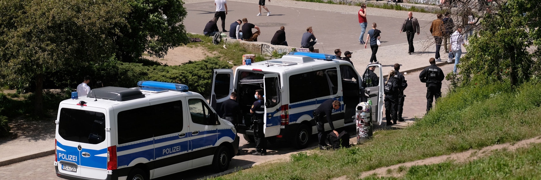 Die Polizei kontrolliert im Berliner Mauerpark. (Archiv)