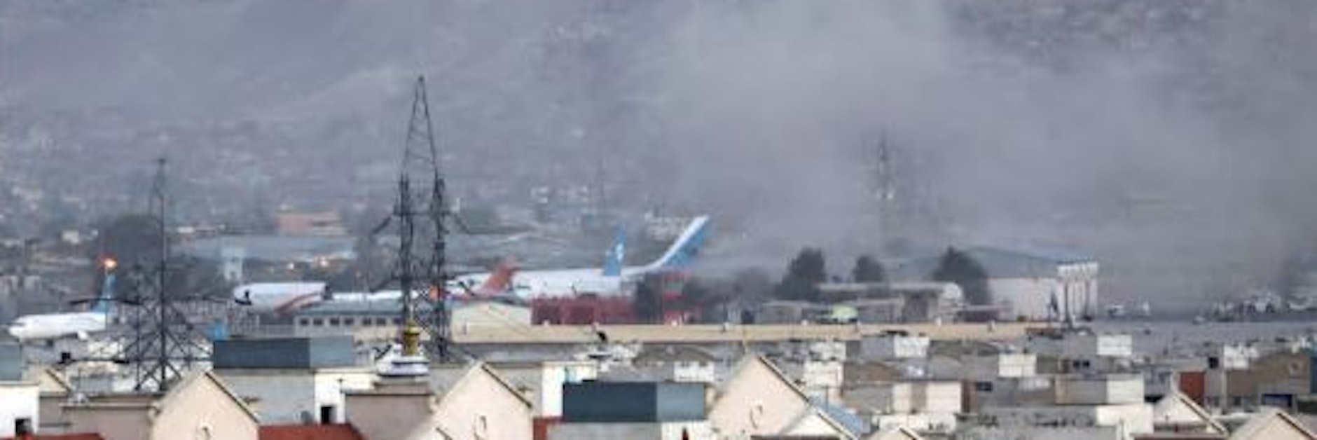 Eine Explosion am Flughafen in Kabul.