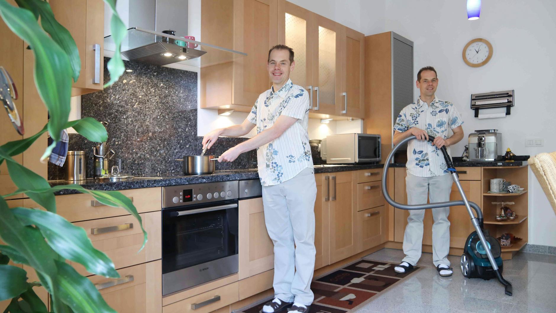 Wie man die Bergel-Zwillinge unterscheidet: Christian kocht gerne, Andreas macht im Haushalt sauber.