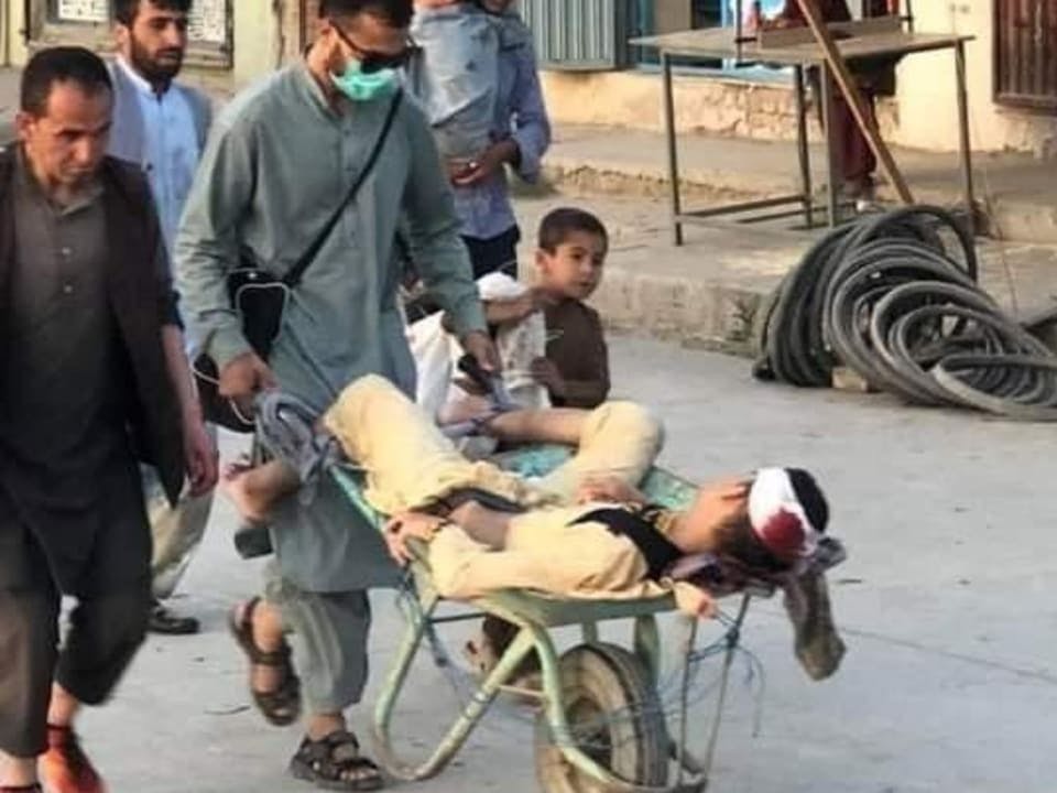 Ein Verletzter wird abtransportiert.