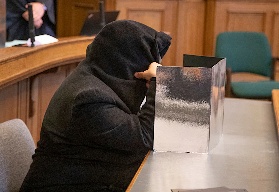 Eine der angeklagten Personen im Prozess um eine tödliche Teufelsaustreibung in Berlin. Eine Frau wurde offenbar mit Salzwasser vergiftet.&nbsp;