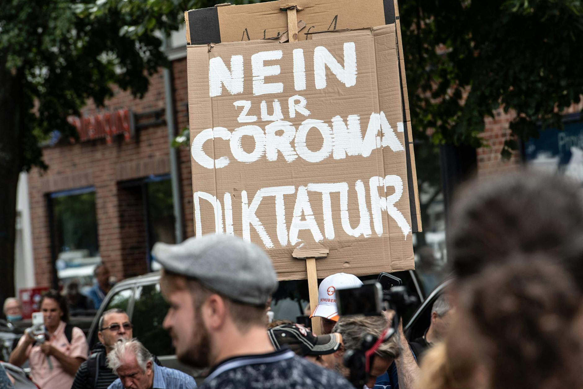 Kritiker der Corona-Maßnahmen wollen am Wochenende erneut in Berlin demonstrieren.