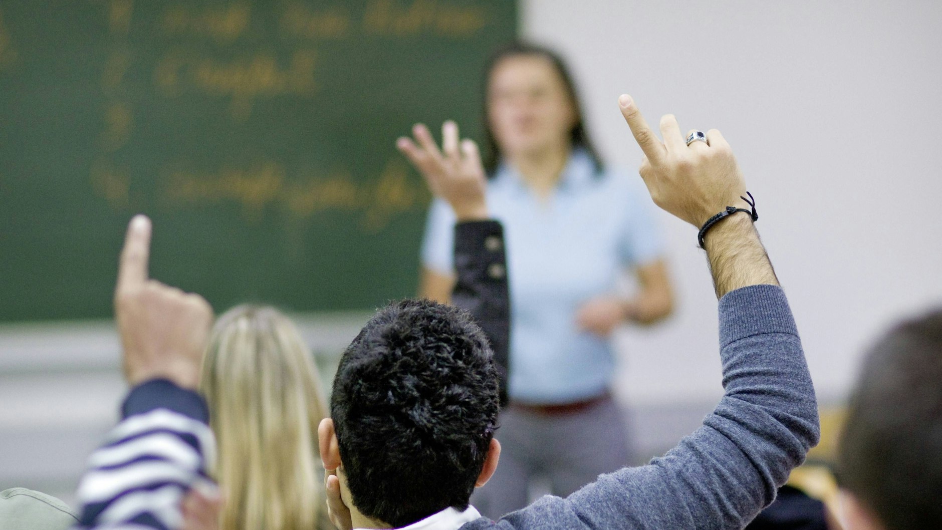 In mehreren Bundesländern ist eine Debatte um Durchseuchung an Schulen entbrannt. (Symbolbild)