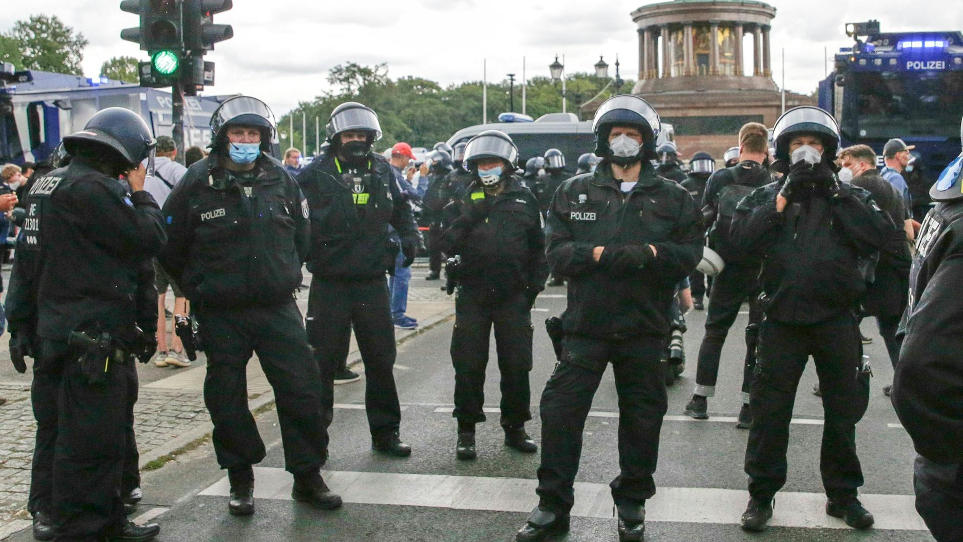 Polizisten sichern am 1. August in Berlin den Zugang zur der Siegessäule. Mehrere Demonstrationen in Berlin bleiben auch am kommenden Wochenende verboten.