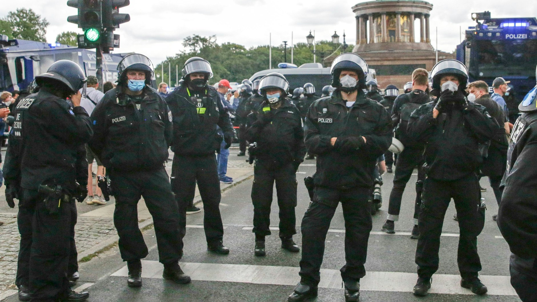 Polizisten sichern am 1. August in Berlin den Zugang zur der Siegessäule. Mehrere Demonstrationen in Berlin bleiben auch am kommenden Wochenende verboten.