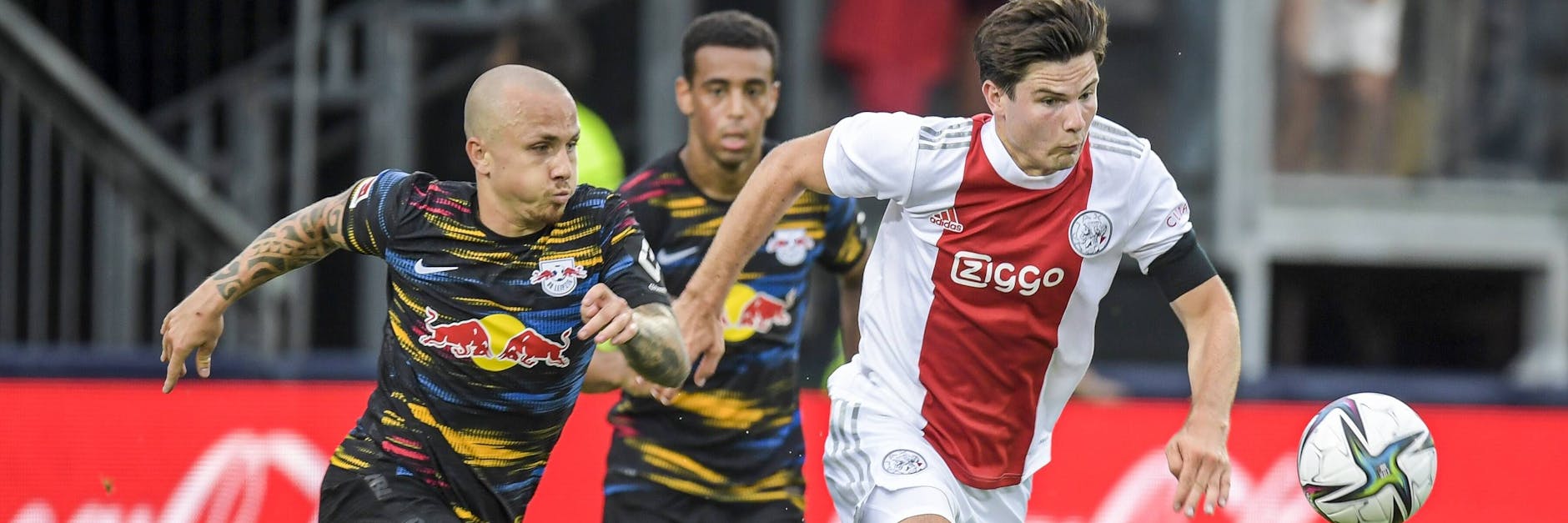 Jurgen Ekkelenkamp (r.) wird von Ajax Amsterdam zu Hertha BSC wechseln.