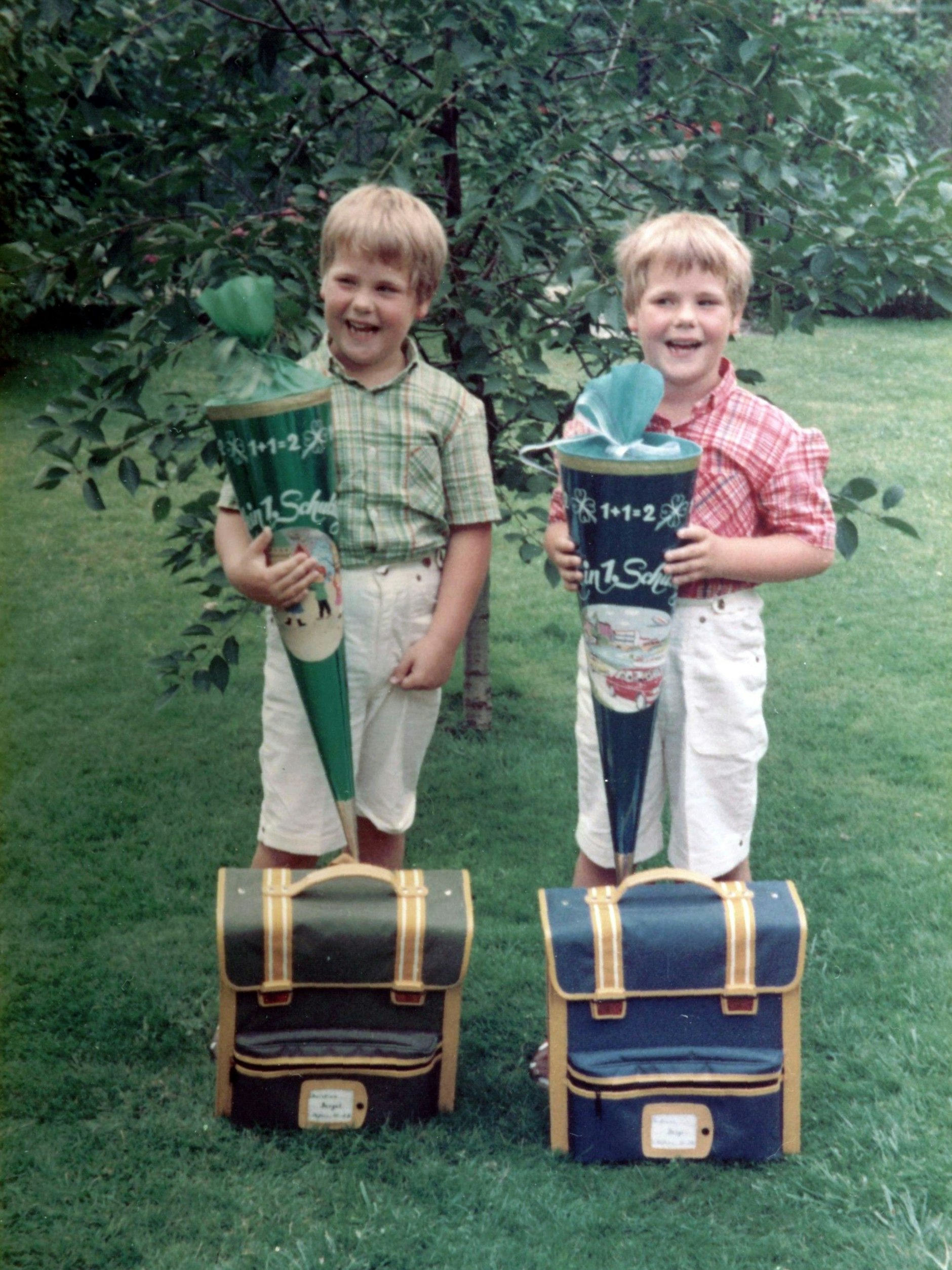 Andreas und Christian Bergel bei der Einschulung: Damit sie ihre Ranzen nicht verwechseln, bekamen sie diese in ihrer jeweiligen Lieblingsfarbe.<br>