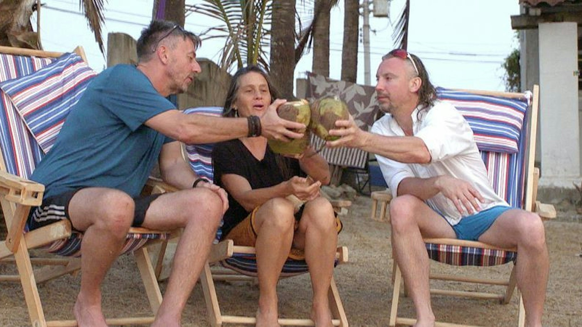 „Bauer sucht Frau International“-Kandidat Calina aus Mexiko genießt die Zeit mit Rainer (l.) und Oliver. Womit sie ihr Geld verdient, wird in der RTL-Show nicht klar.