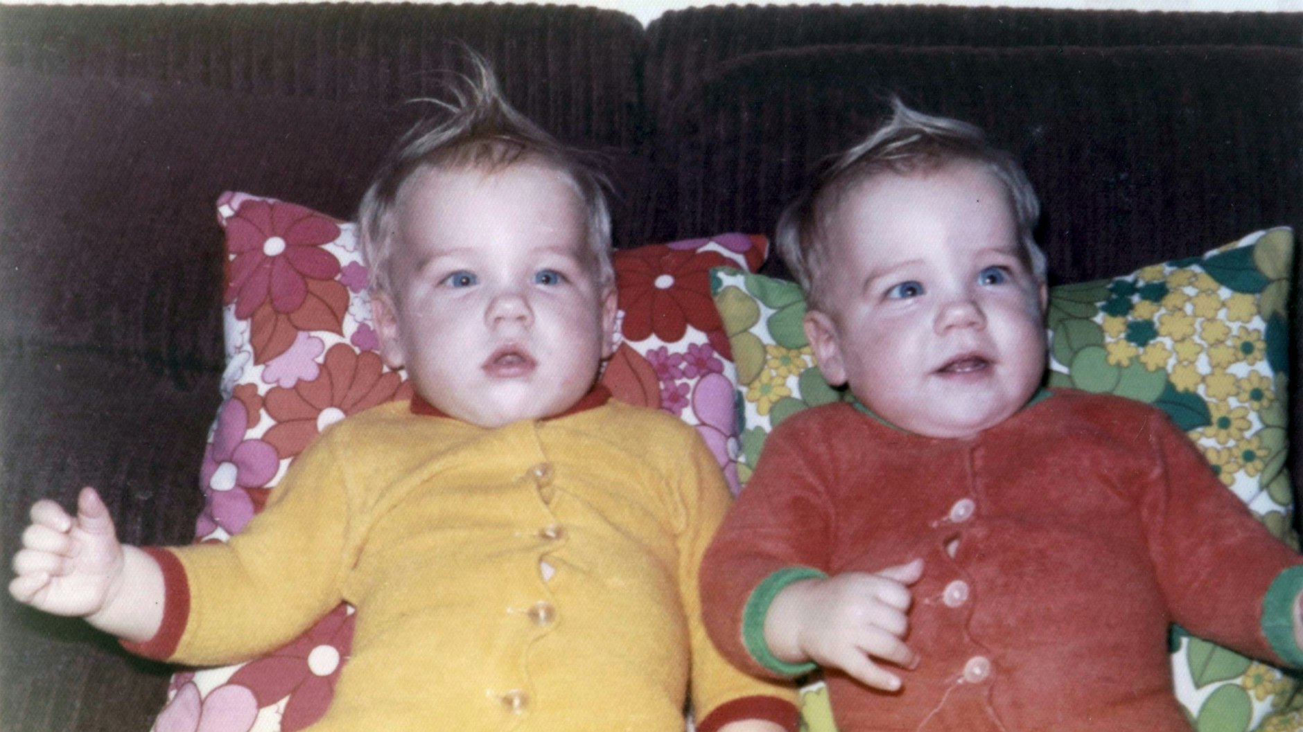 Andreas (li.) kam vor 45 Jahren ein paar Sekunden eher auf die Welt als sein Bruder Christian.<br>