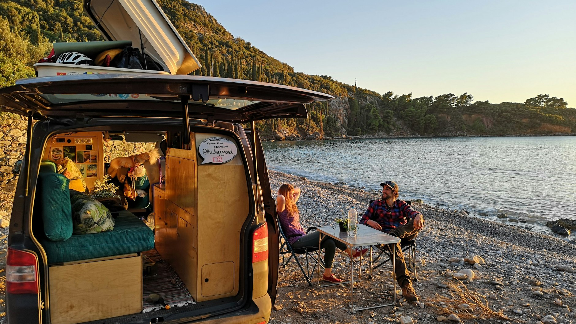 Nicht immer sind die Stellplätze für den VW-Bus so idyllisch wie dieser am Wasser. „Genervt den perfekten Platz suchen funktioniert sowieso nicht“, sagt Sarah Kringe. 