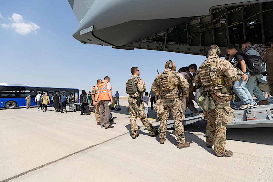 Von Kabul nach Taschkent: Menschen beim Verlassen eines der letzten Flugzeuge der Evakuierungsmission der Bundeswehr aus Afghanistan.