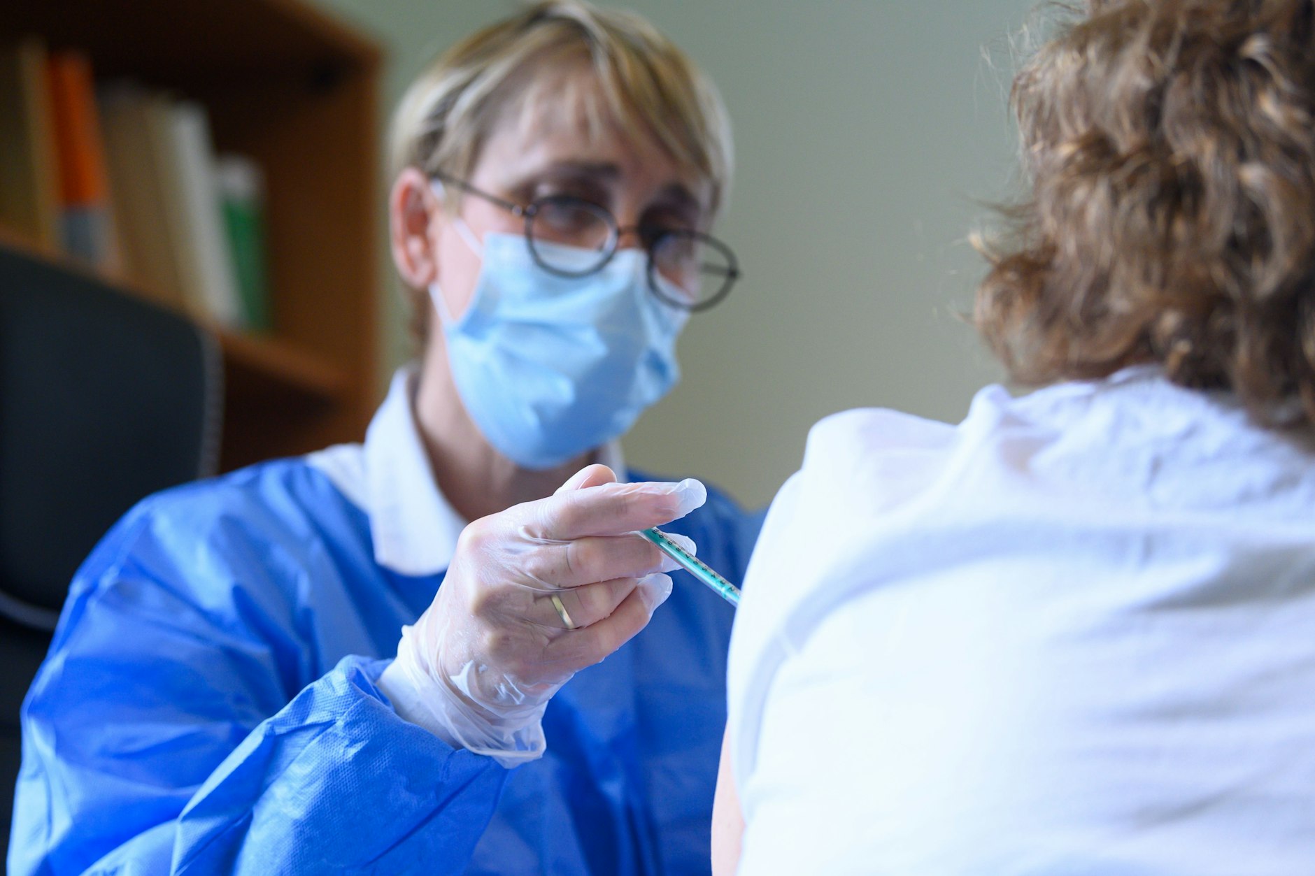 Eine Frau wird gegen das Coronavirus geimpft. Der Impfstoff wirkt gut gegen eine Covid-19-Erkrankung, aber nicht zu 100 Prozent.&nbsp; &nbsp;