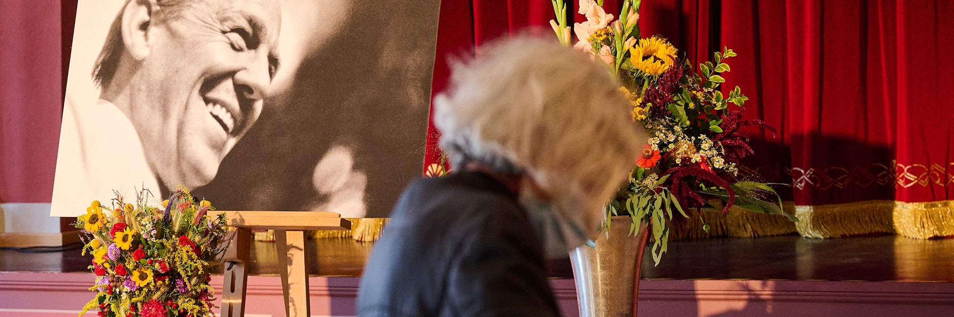 Eine Frau trägt sich im Deutschen Haus in Beelitz in das Kondolenzbuch für den Volksschauspieler Herbert Köfer ein. 