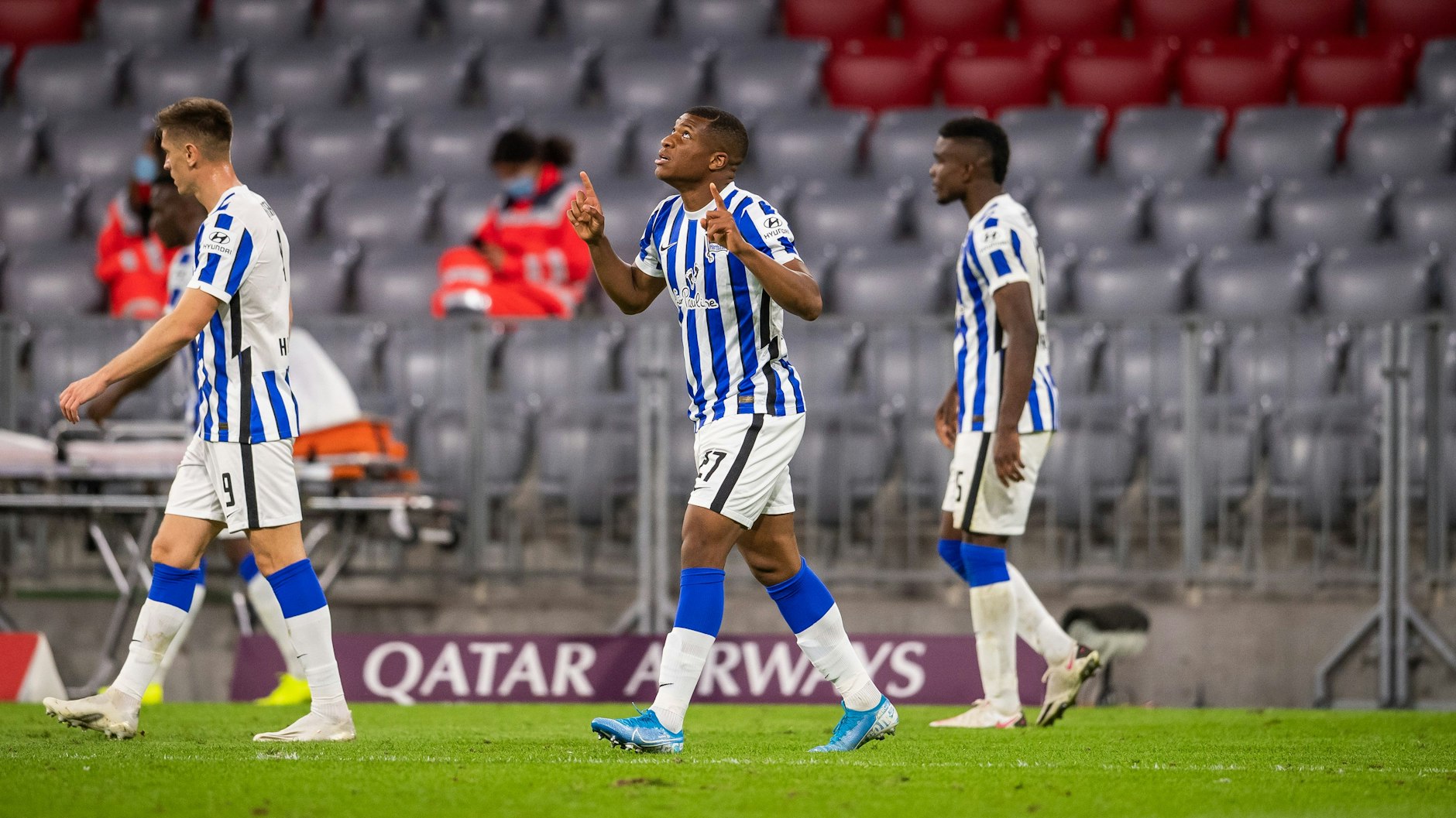 Am dritten Spieltag der vergangenen Saison brachte Hertha mit Stürmer Jessic Ngankam (M.) den FC Bayern mächtig ins Schwitzen, verlor erst in der Nachspielzeit 3:4. 