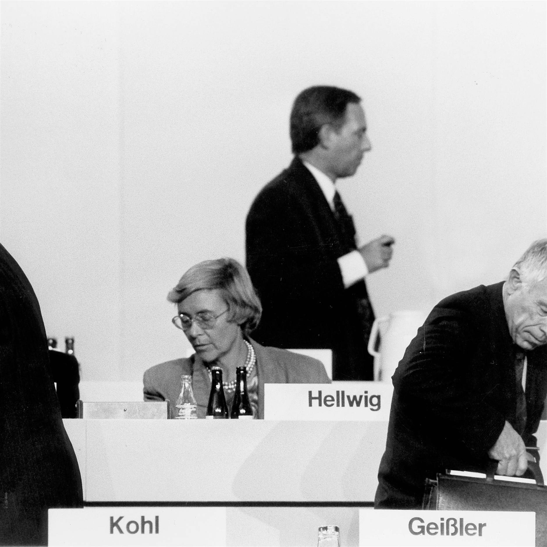 Dass Männer glauben, Frauen per Schlagzeile einsperren zu können, hat Tradition