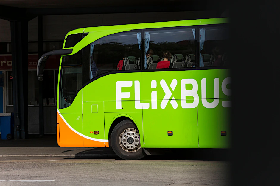 In Dresden ist es offenbar zu einer Auseinandersetzung zwischen Fahrgästen und einem Busfahrer gekommen. Der Busfahrer hatte Impf- oder Testnachweise für die Mitnahme gefordert. (Symbolbild)
