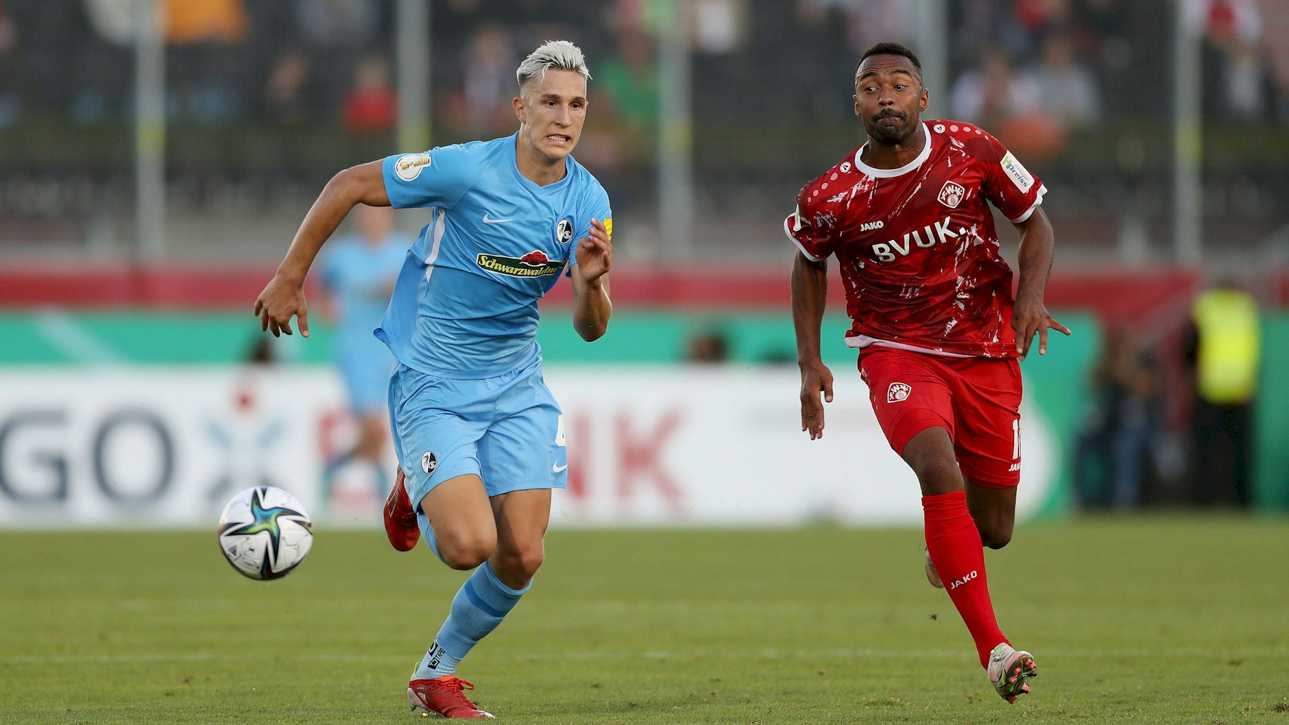 Erblondet, aber weiterhin bärenstark: Ex-Unioner Nico Schlotterbeck (l.) gibt jetzt wieder beim SC Freiburg Gas.