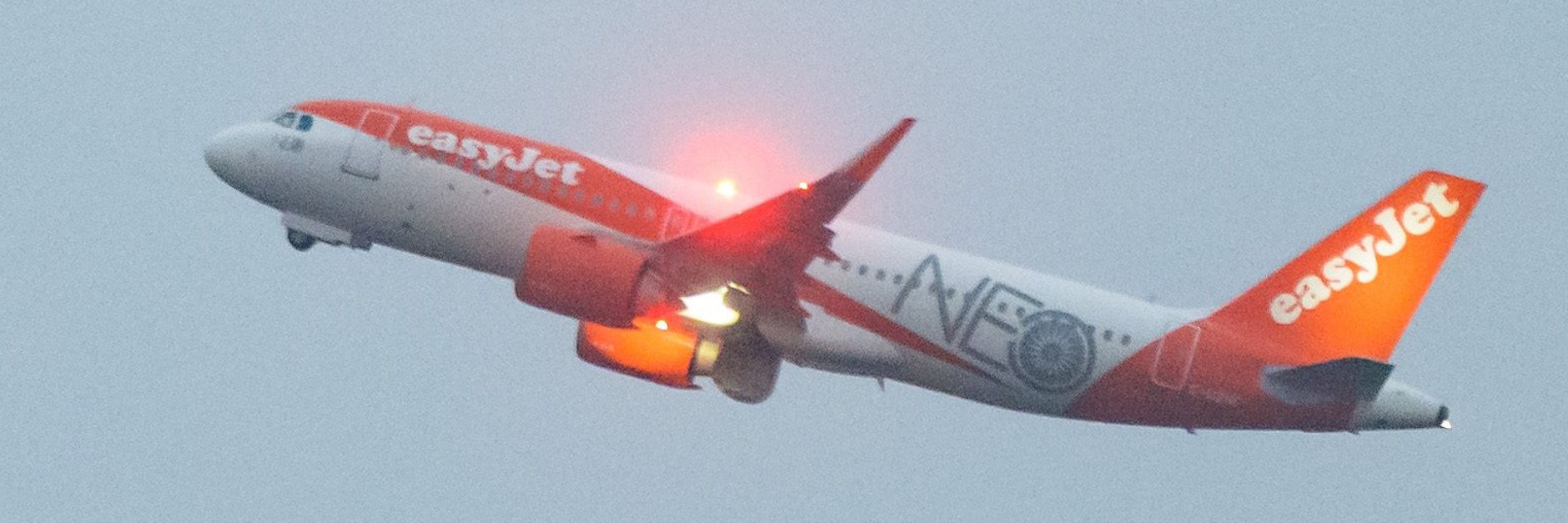 Eine Easyjet-Maschine nach dem Start in Schönefeld.