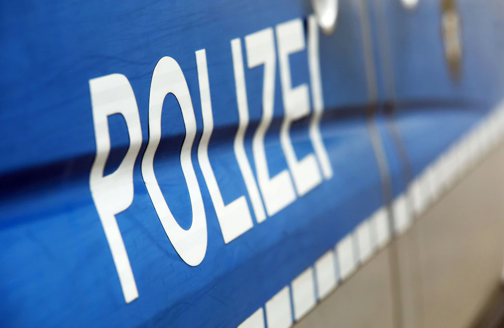 Berlin: Mutmaßlicher Rassist schlägt Frau mit Krücke und spuckt ihr ins Gesicht