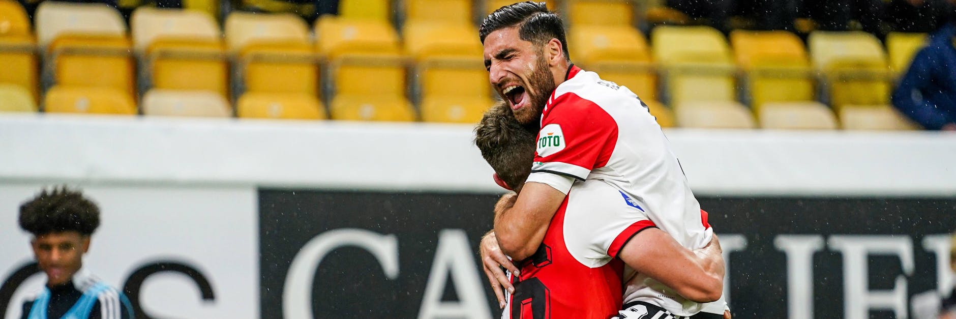 So jubelten Feyenoords Guus Til und Alireza Jahanbakhsh (r.) beim Weiterkommen in den Play-offs gegen den schwedischen Vertreter Elfsborg Boras.
