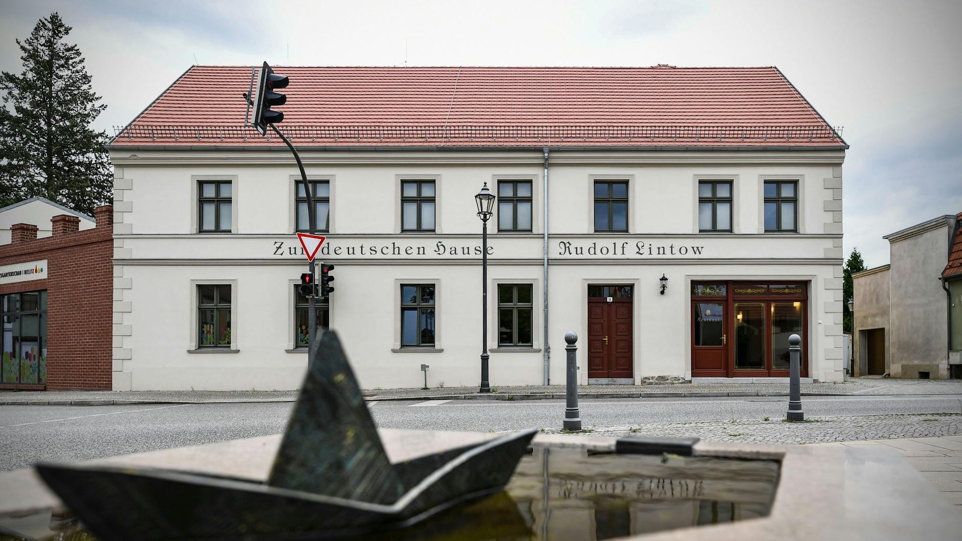 In der Traditionsgaststätte Zum Deutschen Hause liegt das Kondolenzbuch für Herbert Köfer aus, Fans können sich an der Urne verbschieden. <br>