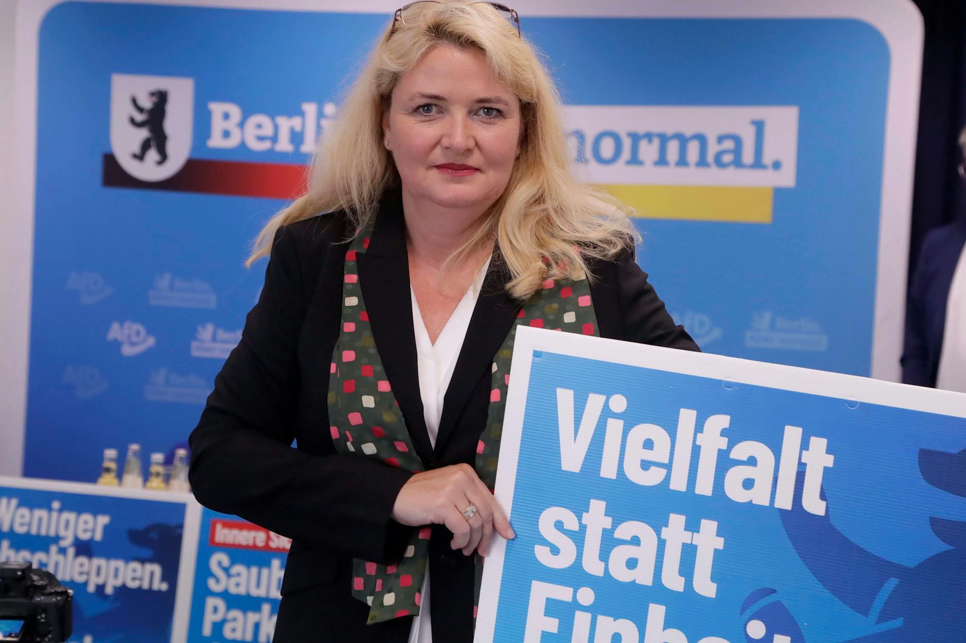 Kristin Brinker, AfD-Landesvorsitzende und Spitzenkandidatin zur Abgeordnetenhauswahl 2021, startet den Wahlkampf mit Wahlplakat in Berlin.
