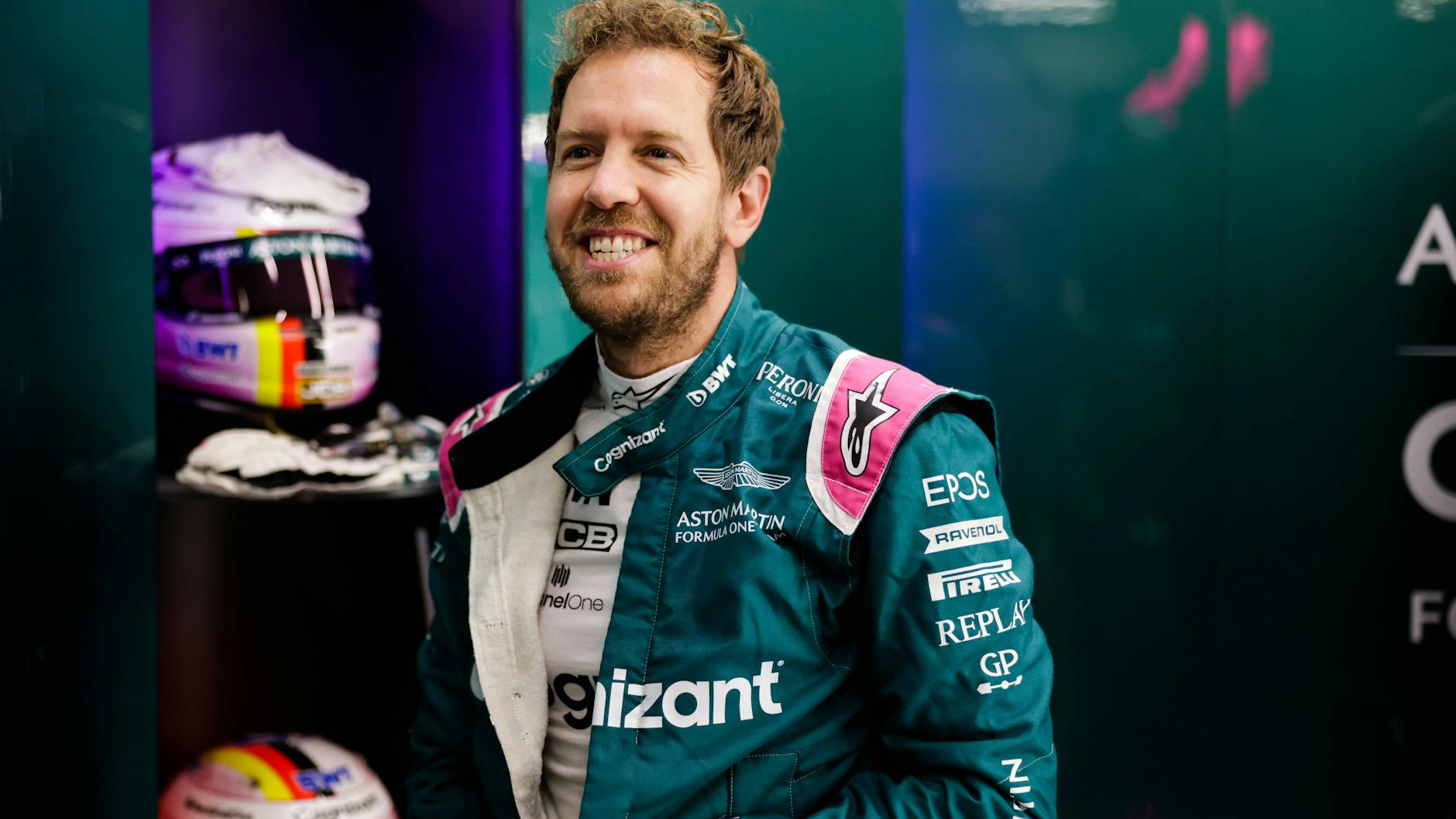 Sebastian Vettel freut sich über die Plätze sieben und acht im Training des Belgien-GP. In dieser Saison hatte er dagegen bisher wenig Grund zum Lachen. 