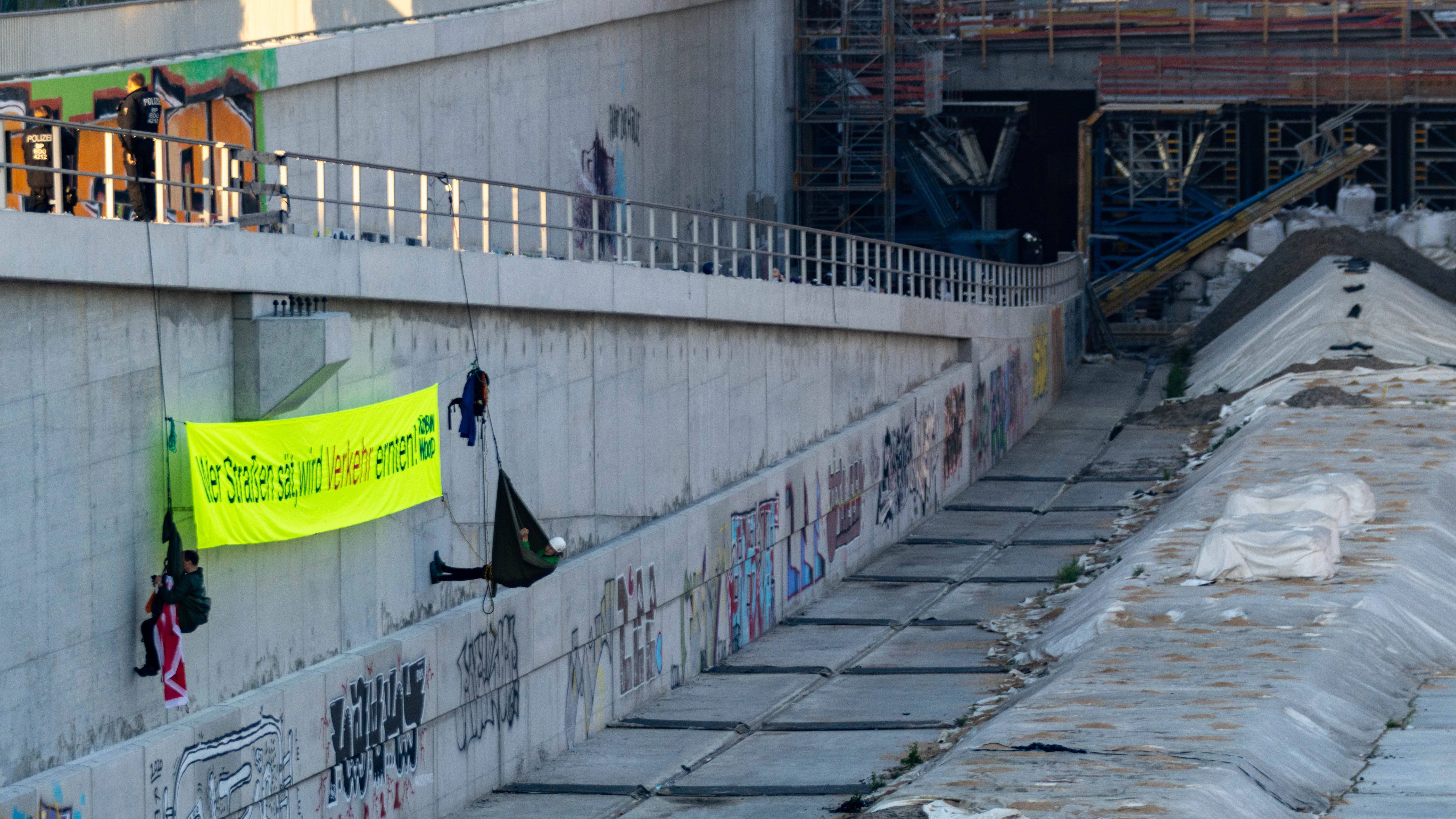 Protest gegen die Verlängerung der Autobahn. Anfang Juni 2021 besetzen Aktivisten von „Sand im Getriebe“ und „Ende Gelände“ die Baustelle. Hier bringen sie im Trogbauwerk ein Protesttransparent an.