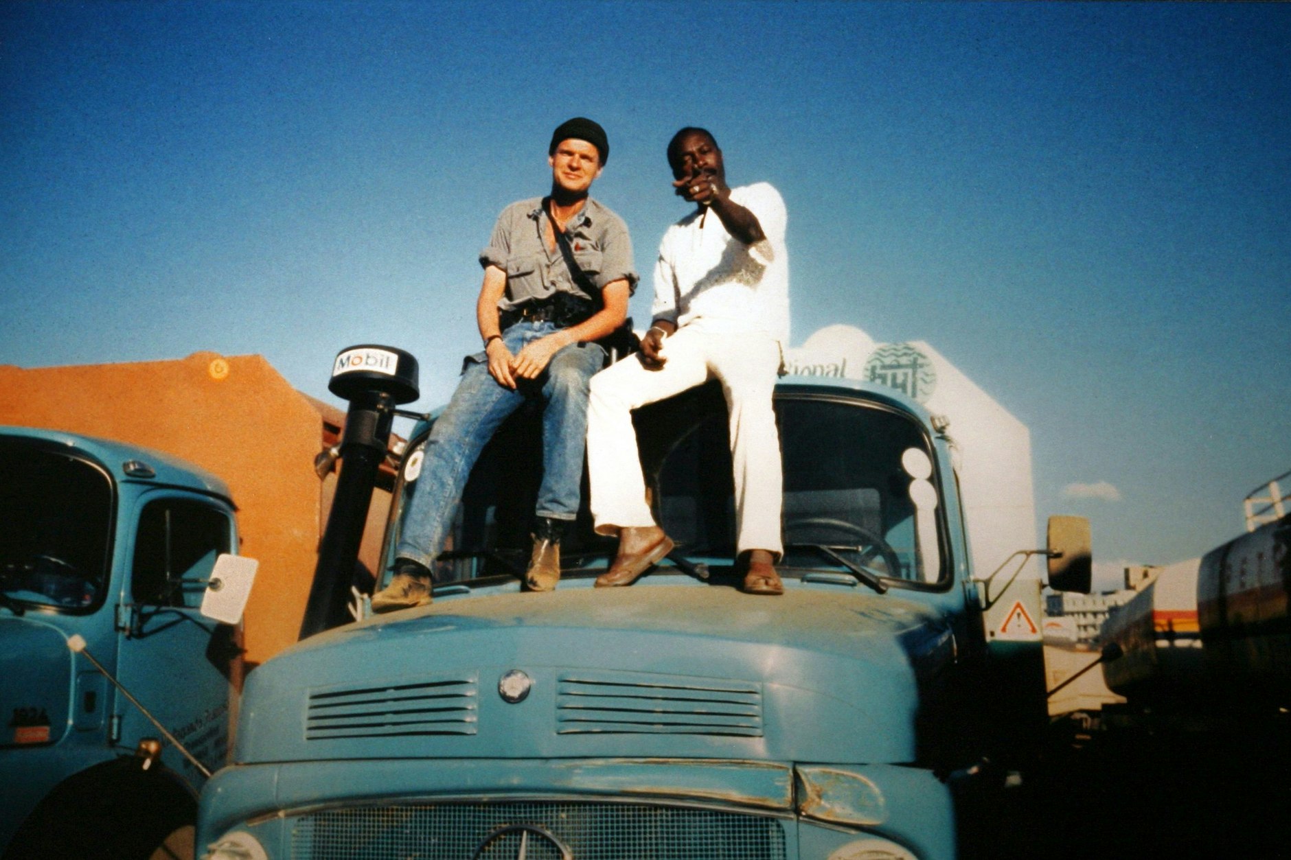 <br>„Ich bin gerne Fremder, das verhindert, dass ich verranze“: Der Schriftsteller Andreas Altmann (l.) auf Recherche-Reise in Kenia.