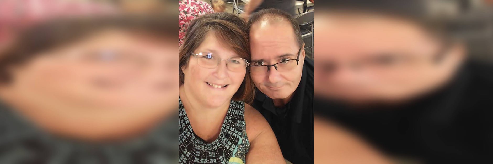 Lisa und Ron Steadman erkrankten beide am Coronavirus. Nachdem Lisa im Krankenhaus behandelt wurde, fand sie ihren Mann tot auf.