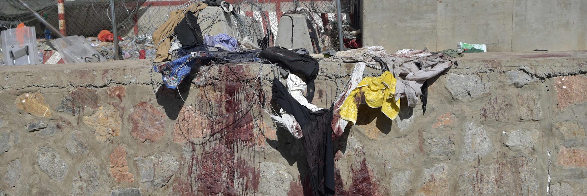 Was am Flughafen noch von einer Explosion zeugt: Blut an einer Mauer, zerrissene Kleidung. 