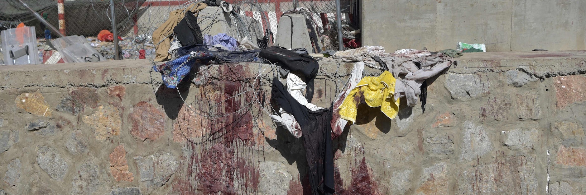 Was am Flughafen noch von einer Explosion zeugt: Blut an einer Mauer, zerrissene Kleidung.&nbsp;