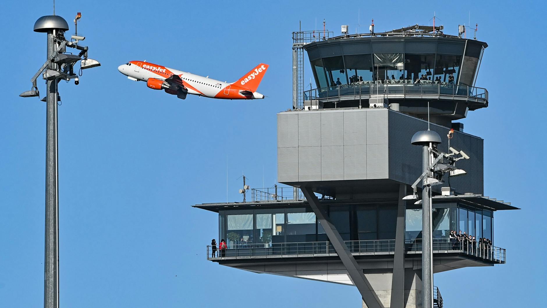 Ein Passagierflugzeug der britischen Fluggesellschaft Easyjet startet von der Nordbahn des BER. Eine anspruchsvoll zu fliegende Flugroute macht Schwierigkeiten.