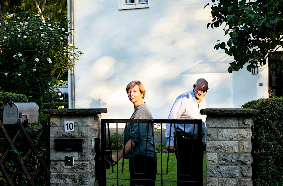 August 24, 2021, Berlin-Pankow: Jenny and und ihr Vater John Erpenbeck in der Nähe ihres Hauses.