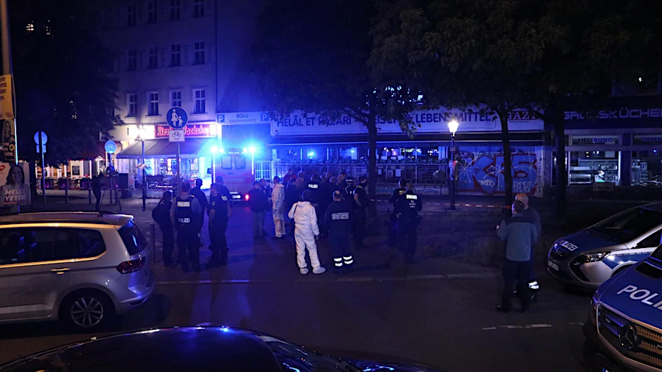 Polizisten am Tatort in Berlin-Wedding. In der Nähe des Nettelbeckplatzes wurde am Freitagabend gegen 19.30 Uhr ein Mann getötet.&nbsp;