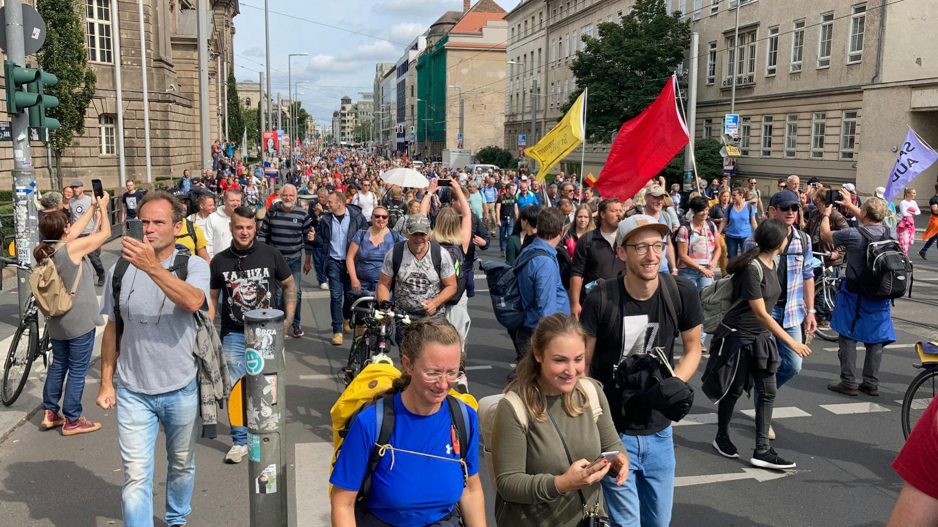 Demonstranten ziehen durch die Invalidenstraße Richtung Hauptbahnhof.