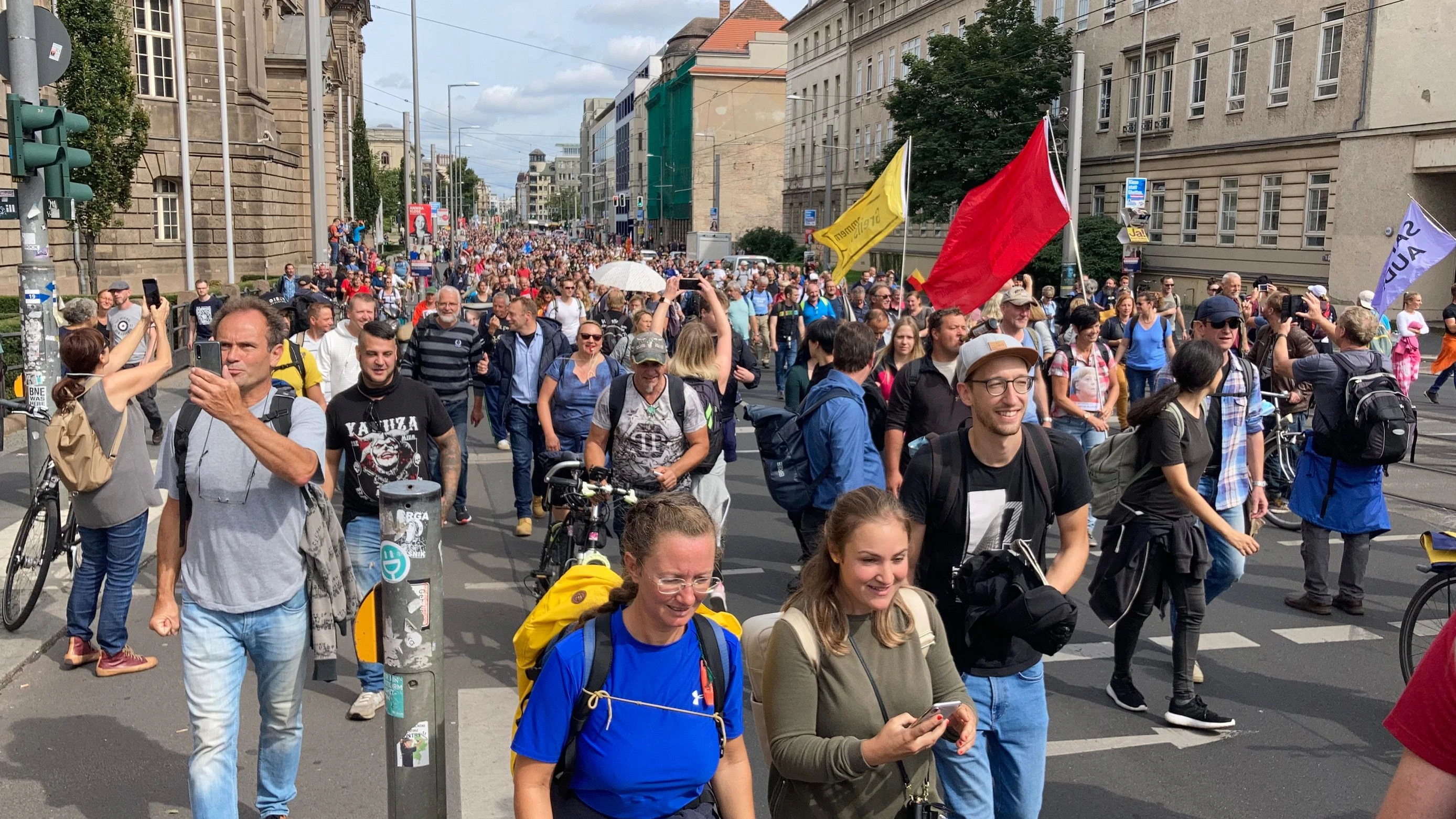 Demonstranten ziehen durch die Invalidenstraße Richtung Hauptbahnhof.