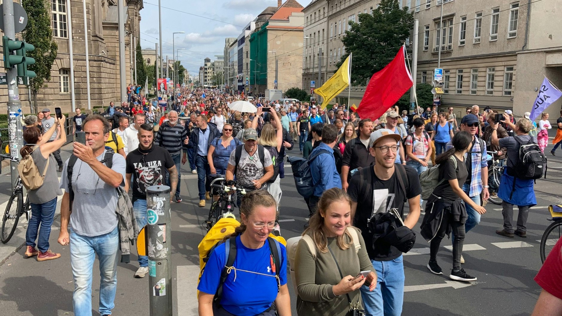 Demonstranten ziehen durch die Invalidenstraße Richtung Hauptbahnhof.