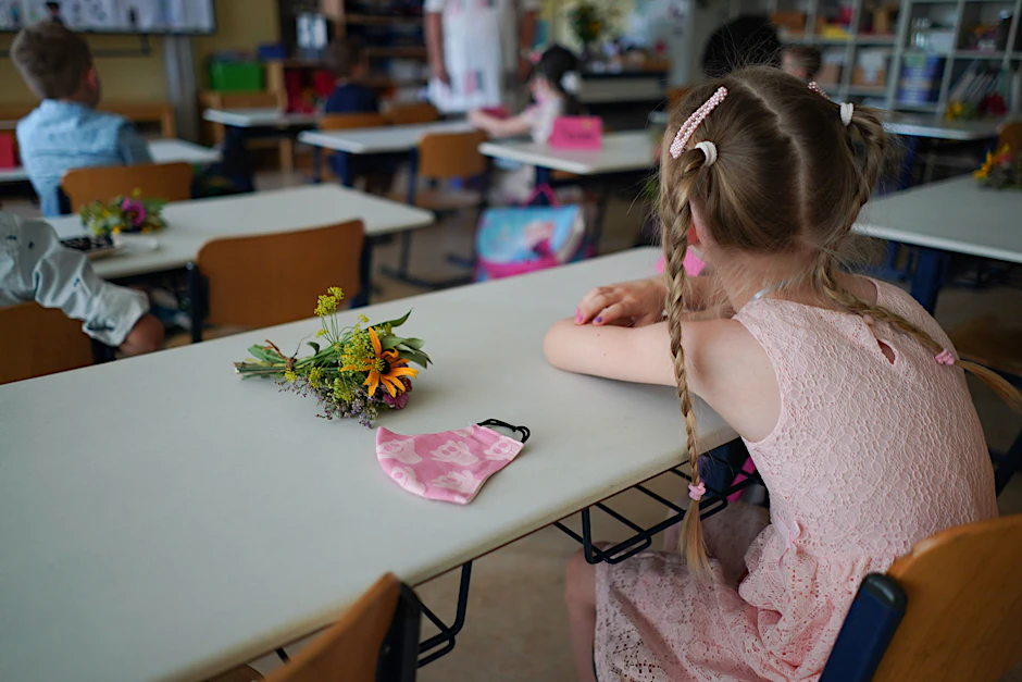 Die Gesundheitsämter wollen künftig nur noch Kinder und Jugendliche mit einem positiven PCR-Test in eine 14-tägige Quarantäne schicken. Die Maskenpflicht an Schulen gilt aber weiterhin.