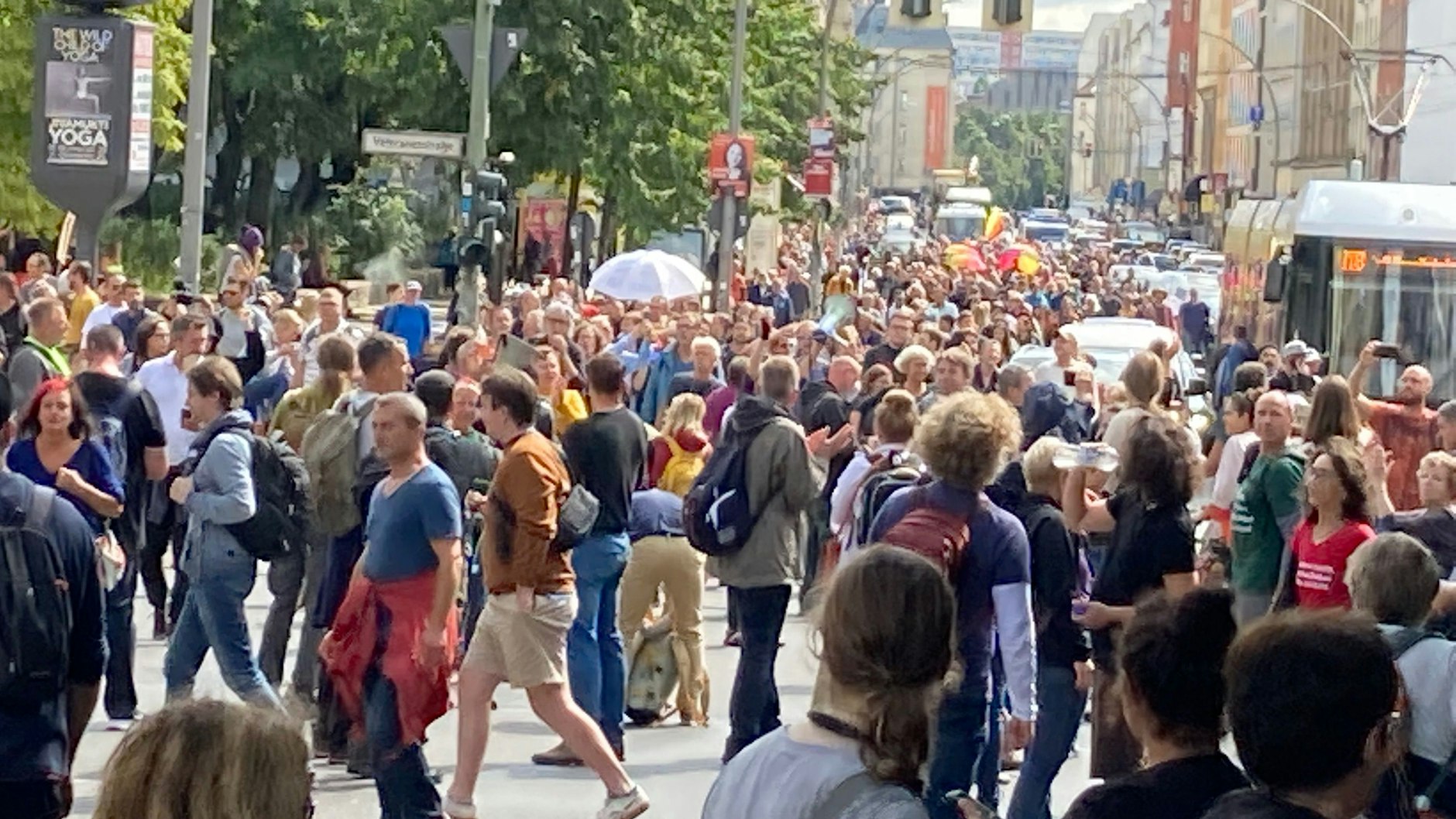 Hunderte Demonstranten im Bereich Veteranenstraße in Berlin-Mitte.