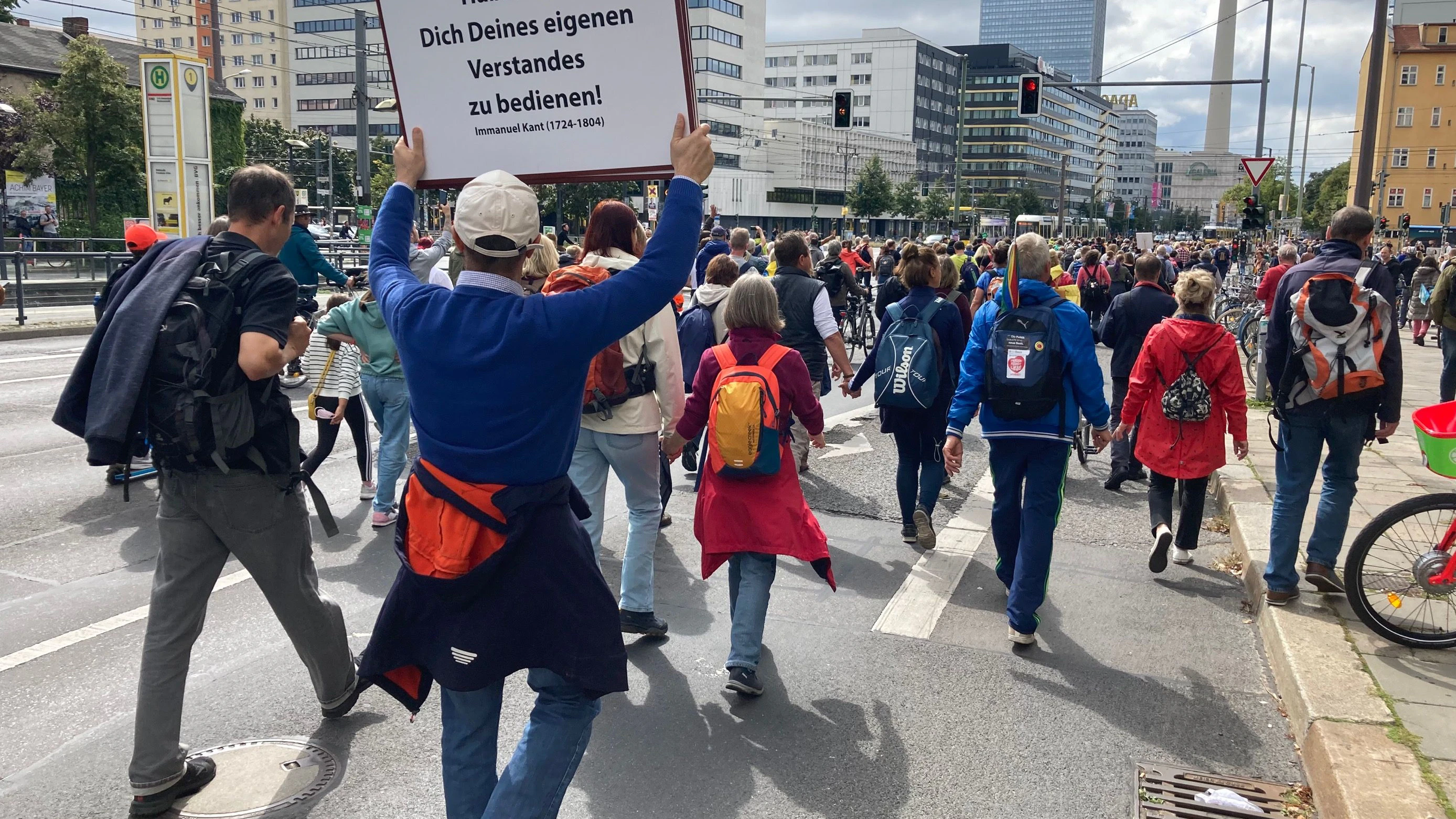 Vom Prenzlauer Berg laufen Hunderte Demonstranten die Prenzlauer Allee runter Richtung Alexanderplatz.