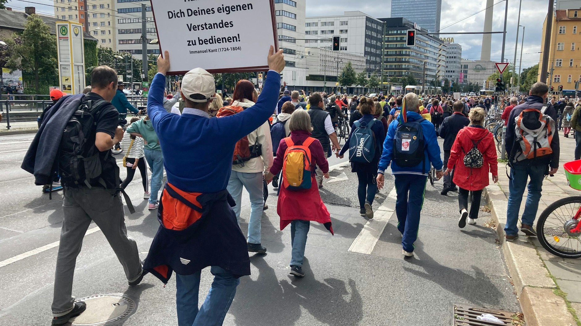 Vom Prenzlauer Berg laufen Hunderte Demonstranten die Prenzlauer Allee runter Richtung Alexanderplatz.