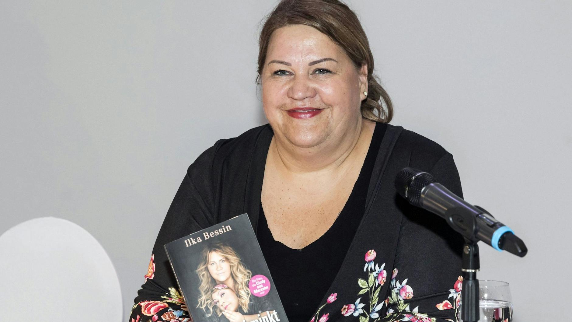 Ilka Bessin bei der Präsentation ihres Buches „Abgeschminkt“ im Mercure Hotel MOA. 