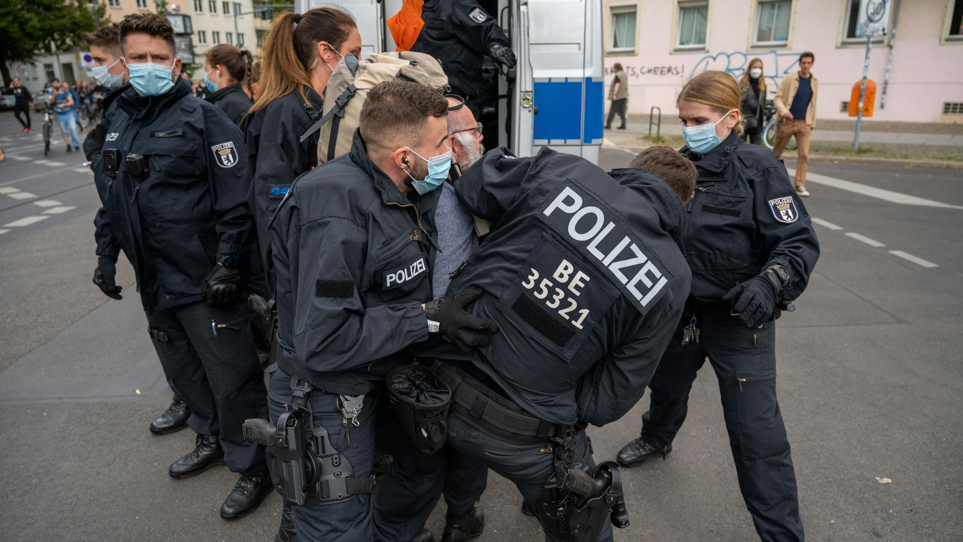 An manchen Orten drohte die Gewalt zu eskalieren: Polizisten halten an einem Polizeiwagen einen Teilnehmer der Demonstration fest. In ganz Berlin wird am Samstag gegen die Corona-Maßnahmen protestiert.